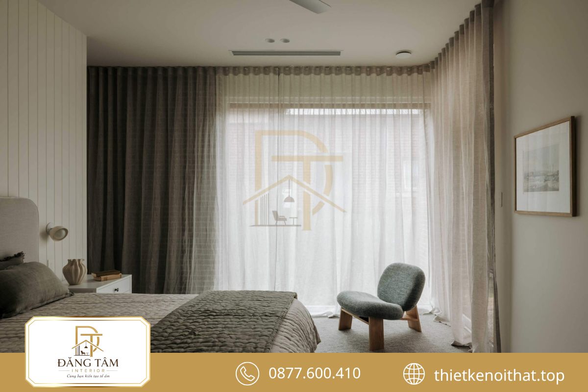 Tận dụng ánh sáng tự nhiên giúp không gian căn hộ 68m2 sáng và rộng hơn
