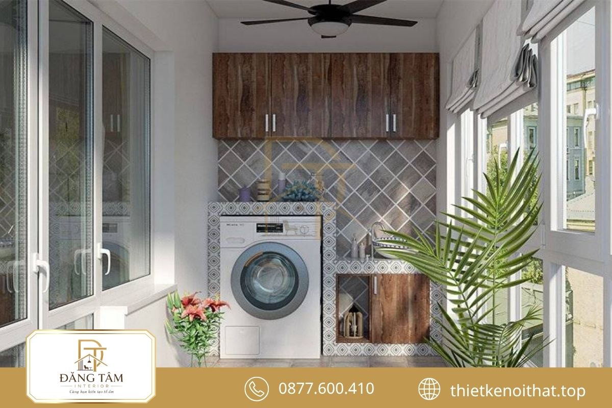 Ban công kết hợp khu giặt và góc cây xanh gọn gàng.