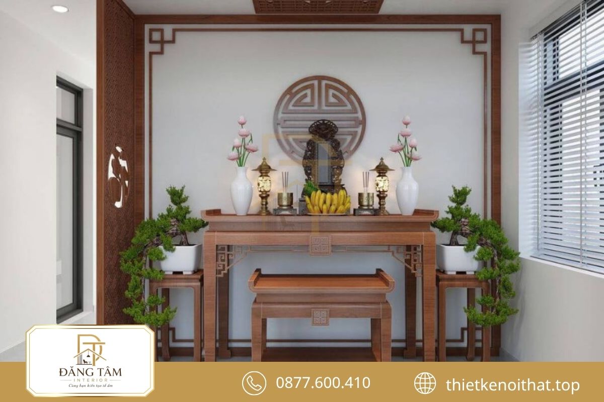 Phòng thờ nhỏ tối ưu diện tích với bàn thờ gọn, lưu trữ kín và lối đi thông thoáng.