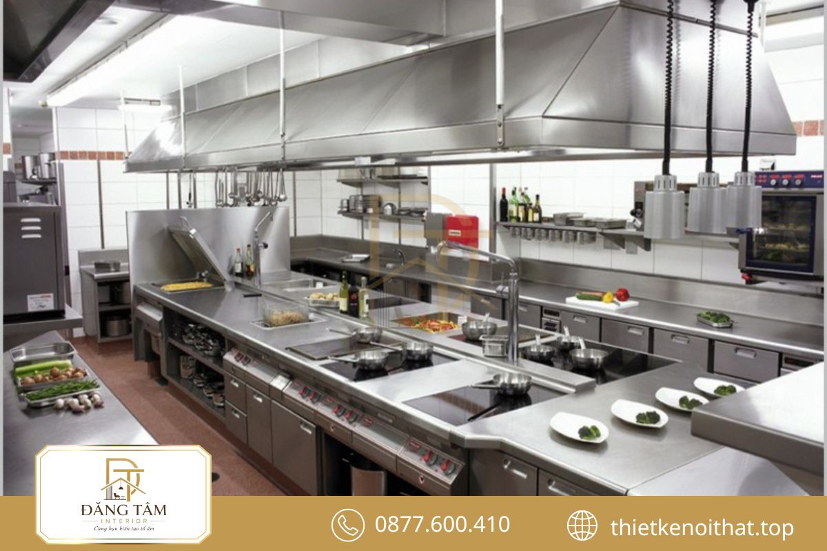 Thi công nội thất khách sạn đồng bộ từ khu bếp đến không gian vận hành.