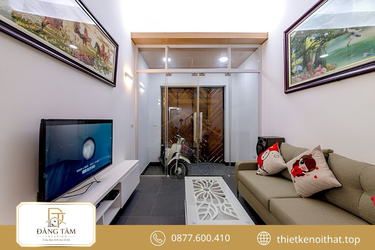 Phòng khách nhà ống bố trí gọn, giữ lối đi thông thoáng 