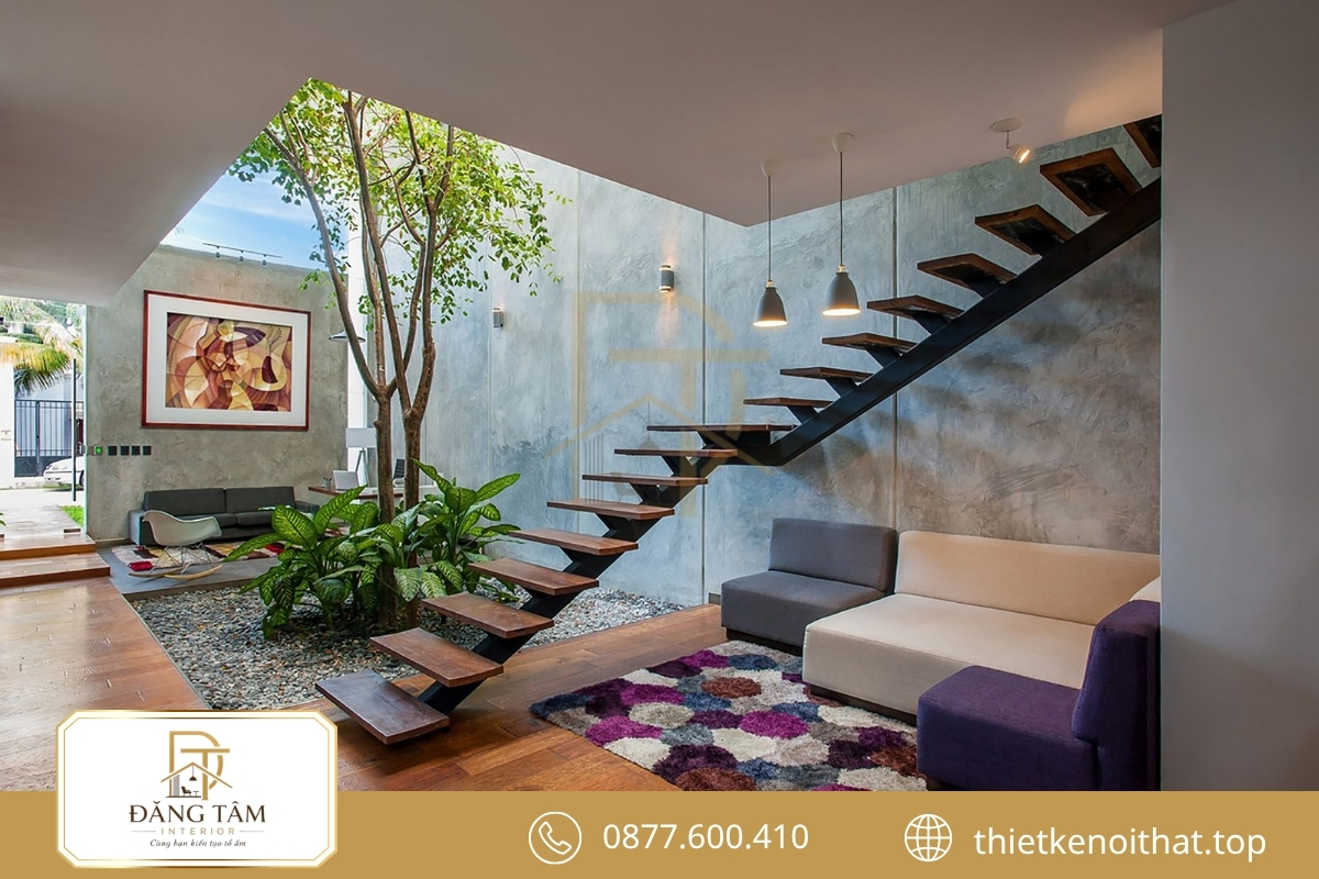 Cầu thang kết hợp giếng trời gi&uacute;p cải tạo nh&agrave; ống cũ tho&aacute;ng s&aacute;ng