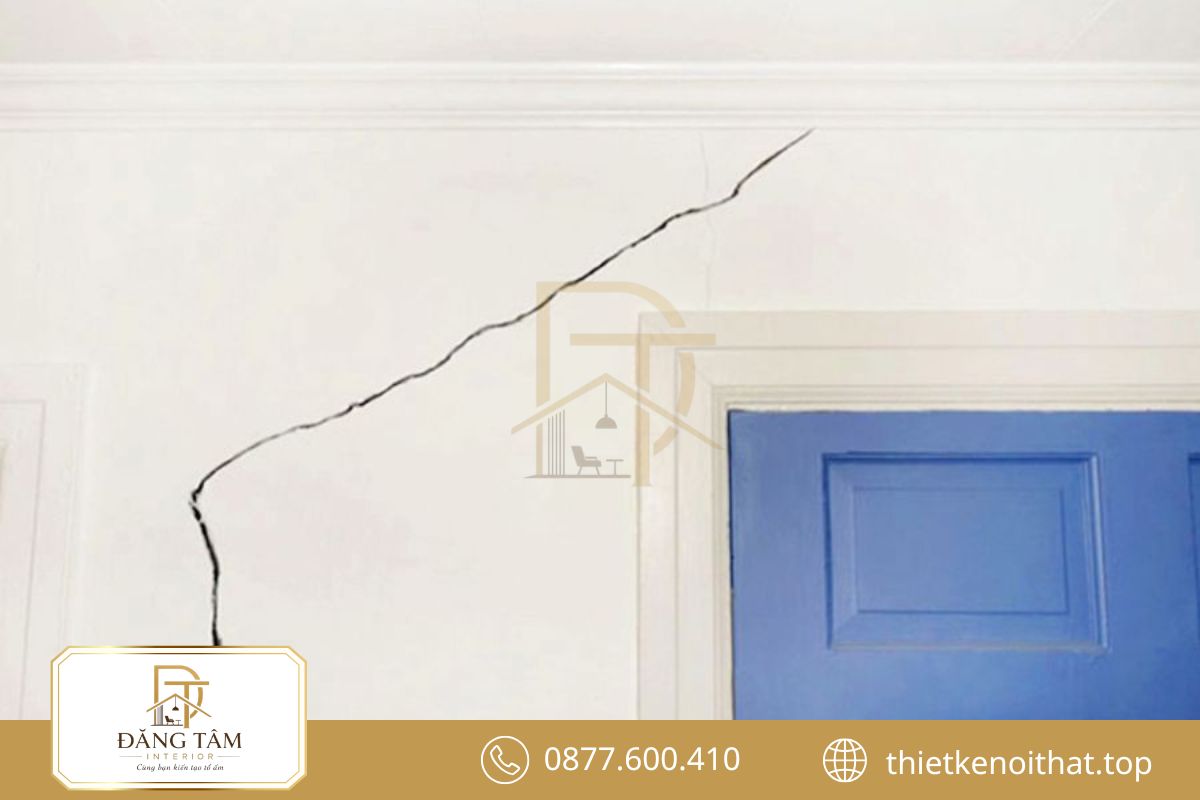 Tường nứt v&agrave; hệ thống cũ l&agrave; dấu hiệu r&otilde; của nh&agrave; xuống cấp