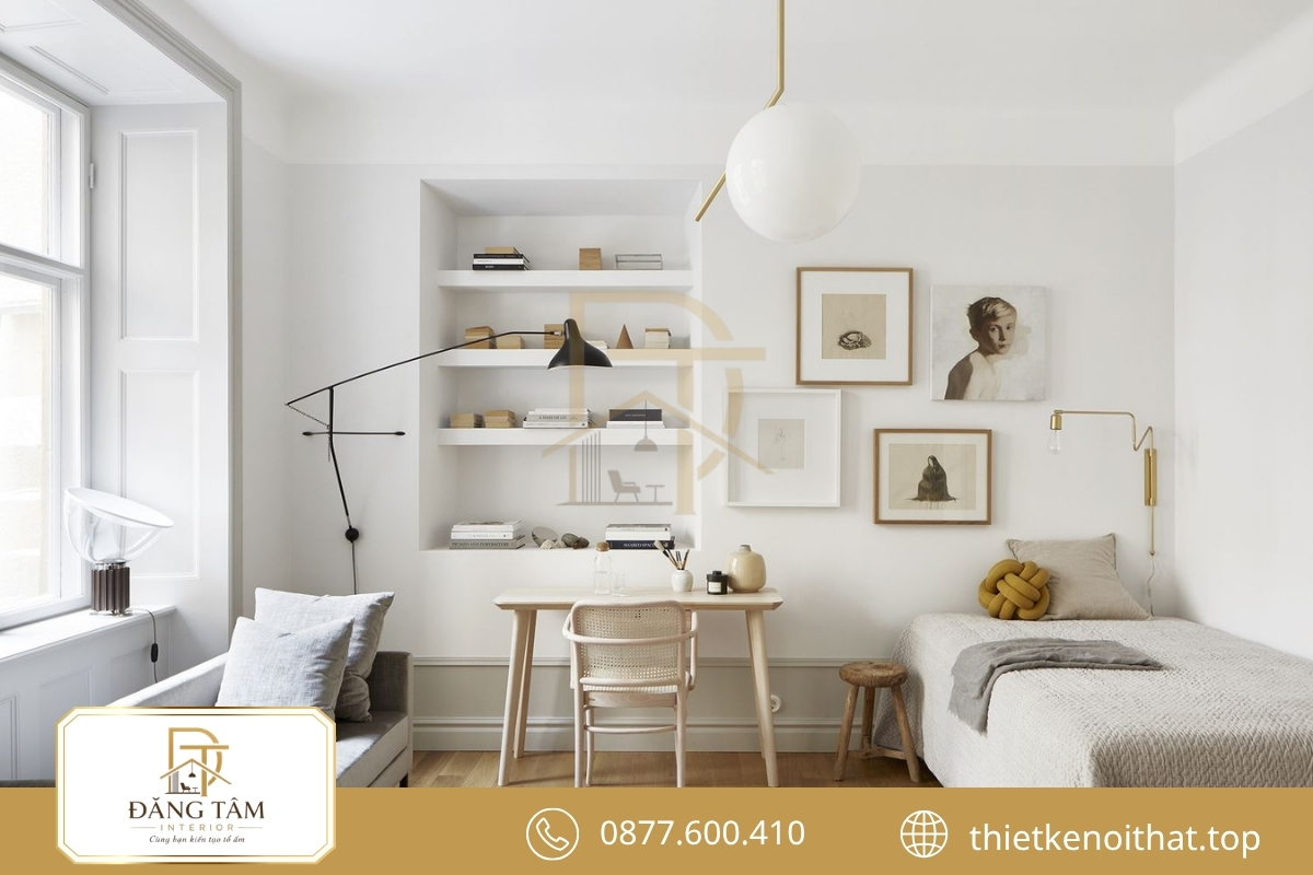 Bàn cạnh cửa sổ tạo góc làm việc sáng thoáng trong phòng ngủ 13m2