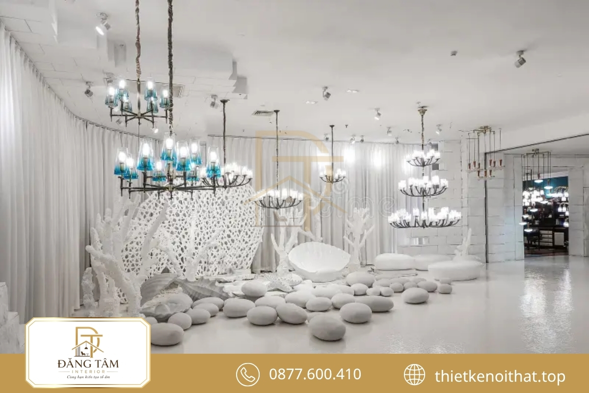 Showroom tone trắng tạo nền tinh tế cho ánh sáng và kiểu dáng đèn