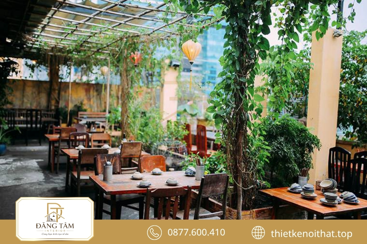Nhà hàng Retro tạo không khí ấm cúng bằng gỗ và ánh sáng trầm