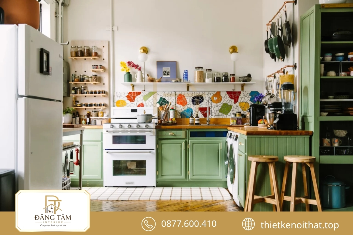 Bếp Retro tạo nét vui tươi qua tủ màu và gạch họa tiết