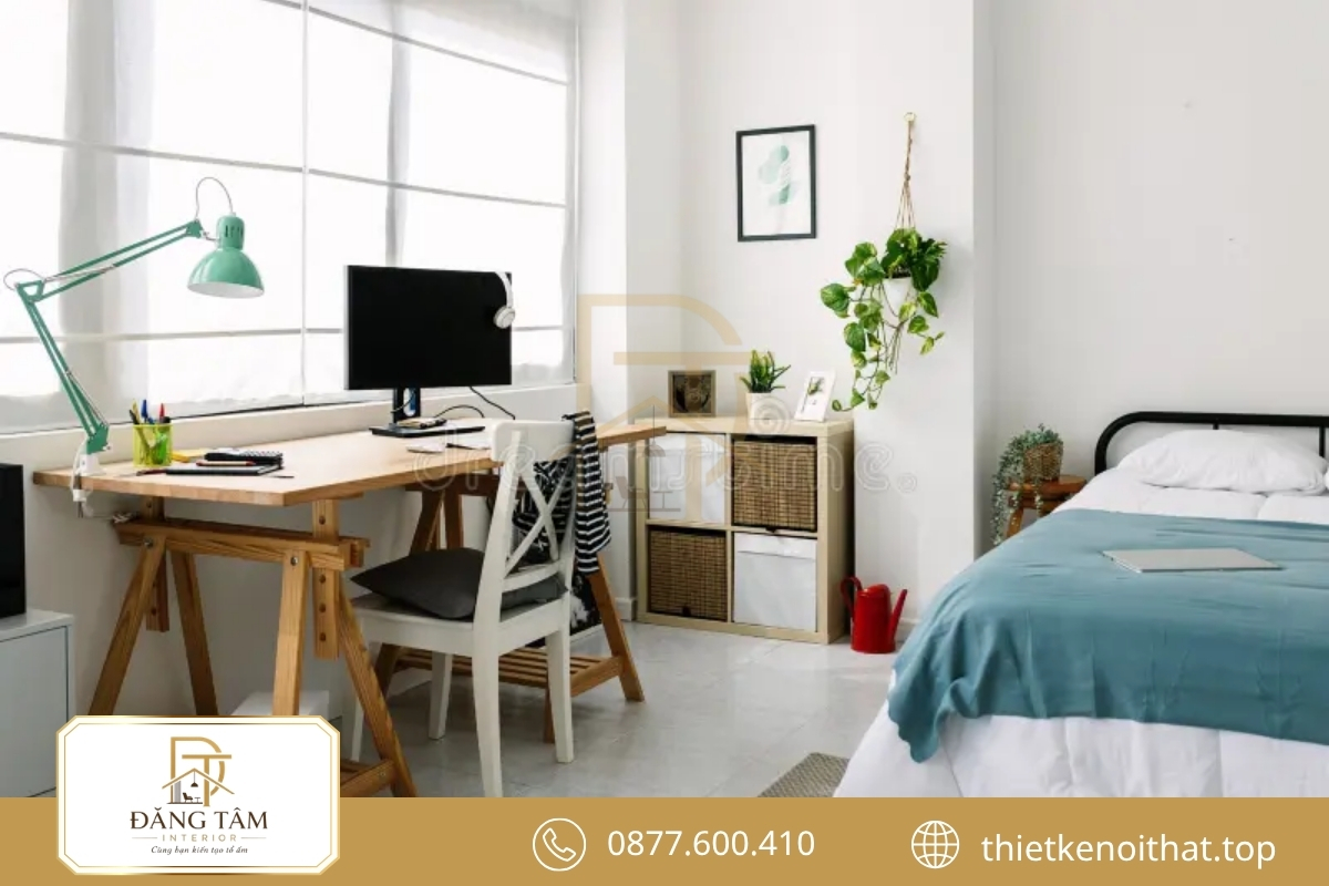 Bàn cạnh cửa sổ tận dụng ánh sáng và mở rộng cảm giác không gian
